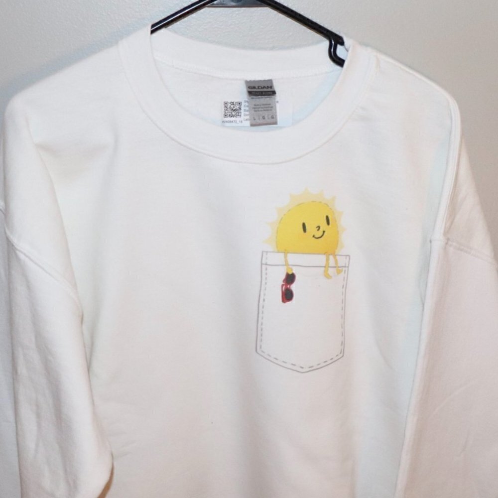Gildan Heavy Weight Sweatshirt in white with sunshine in fake pocket size L